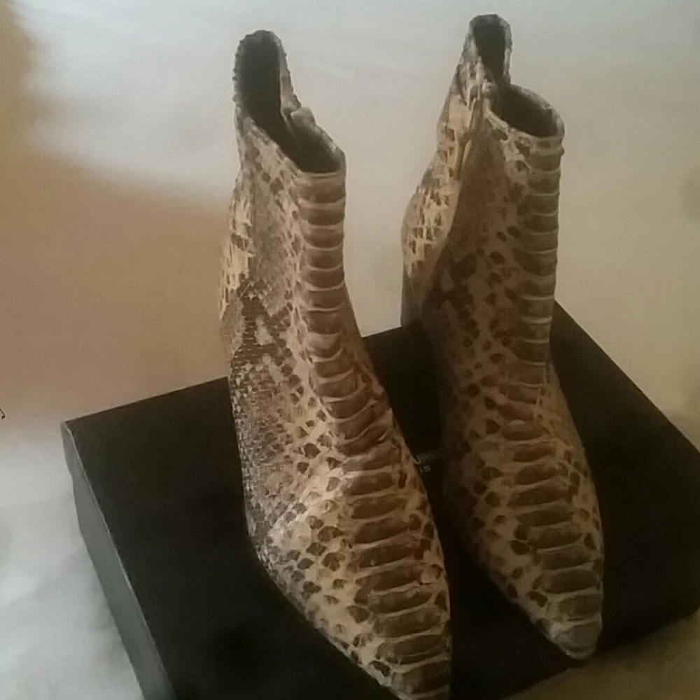 STUART WEITZMAN LEATHER ANKLE BOOTIES